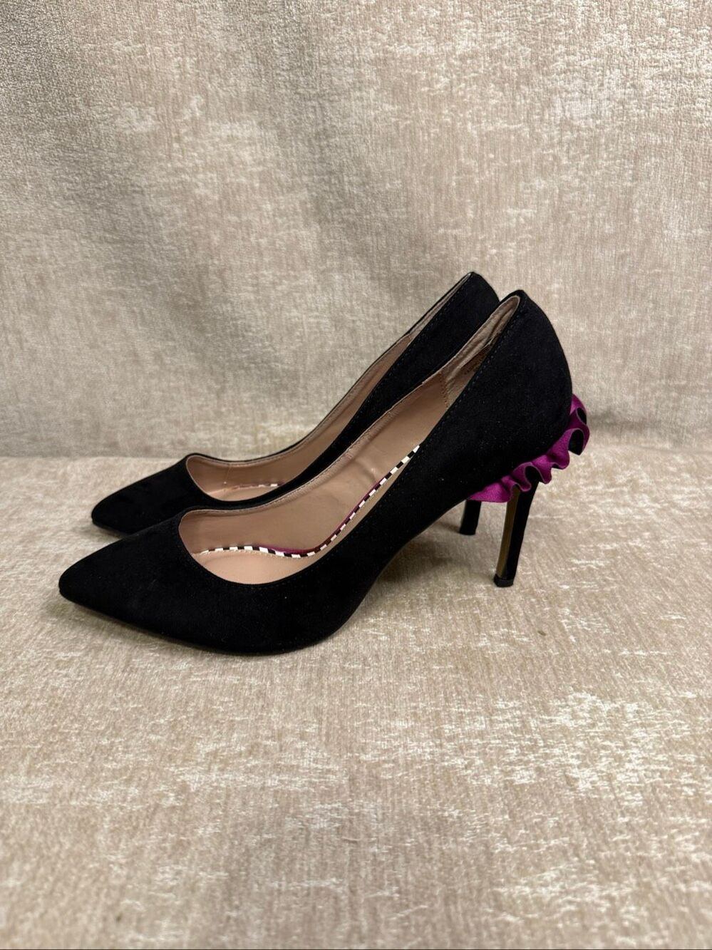 Betsey Johnson Black Pumps with Pink Ruffle Heel Accent - Picture 4 of 10